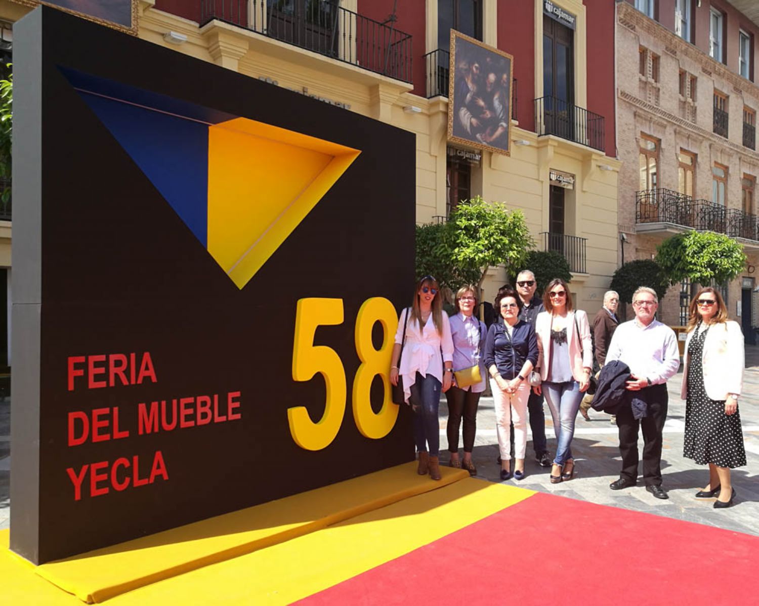 Imagen 1 Un grupo de colegiados del CODID-RM crea el escenario de la presentación en Murcia de la 58ª edición de Feria del Mueble de Yecla